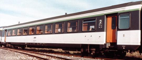 Passenger car 2nd class in "Corail" livery<br /><a href='images/pictures/Roco/45736.jpg' target='_blank'>Full size image</a>
